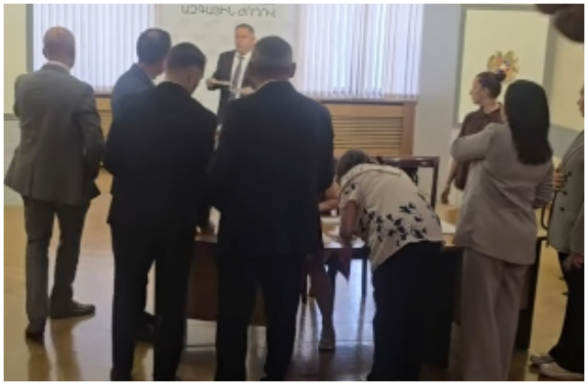 Հերթական ընտրական «կեղծիքը». Կնիք չկար Փաշինյանի աներձագի քվեաթերթիկի վրա (տեսանյութ)